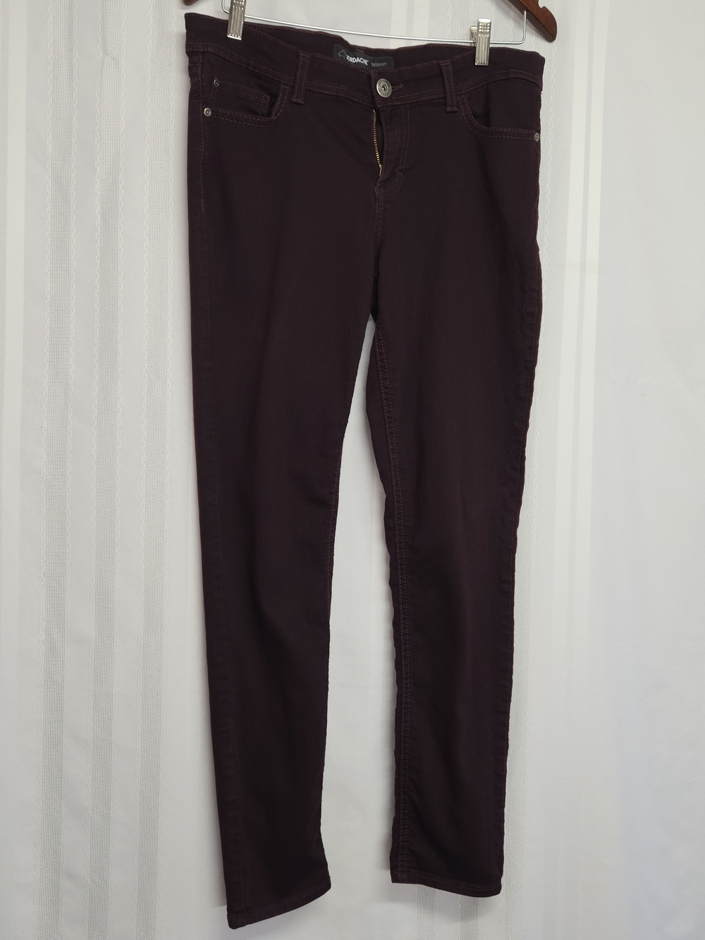 JORDACHE Women’s Skinny Jeans in Deep Plum SIZE 10